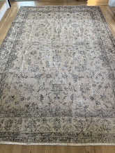 Load image into Gallery viewer, Vintage Turkish 7’3” x 10’11”
