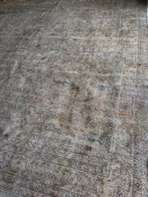 Load image into Gallery viewer, Vintage Turkish 9’7” x 13’1”
