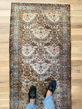 Load image into Gallery viewer, Vintage Lilihan 2’7” x 6’5”
