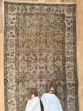 Load image into Gallery viewer, Vintage Turkish 2’11” x 13’2”
