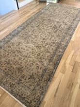 Load image into Gallery viewer, Vintage Turkish Gallery Rug 4’9” x 11’10”
