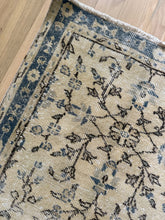 Load image into Gallery viewer, Vintage Turkish 2’8” x 5’
