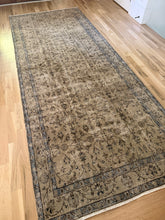 Load image into Gallery viewer, Vintage Turkish Gallery Rug 4’9” x 11’10”
