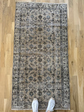 Load image into Gallery viewer, Vintage Turkish 3’ x 5’11”
