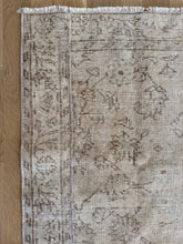 Load image into Gallery viewer, Vintage Turkish 2’3” x 6’5”
