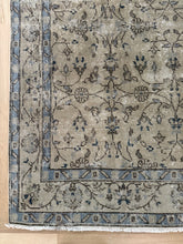 Load image into Gallery viewer, Vintage Turkish Gallery Rug 4’9” x 11’10”
