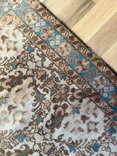 Load image into Gallery viewer, Vintage Lilihan 2’7” x 6’5”
