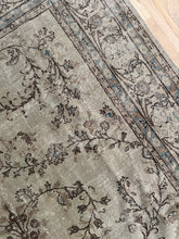 Load image into Gallery viewer, Vintage Turkish 8’ x 11’10”
