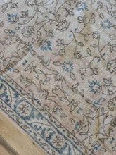 Load image into Gallery viewer, Vintage Turkish 3’10” x 7’
