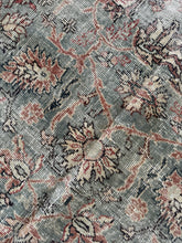 Load image into Gallery viewer, Vintage Turkish 9’3” x 12’8”
