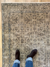 Load image into Gallery viewer, Vintage Turkish Gallery Rug 4’9” x 11’10”
