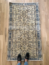 Load image into Gallery viewer, Vintage Turkish 2’8” x 5’
