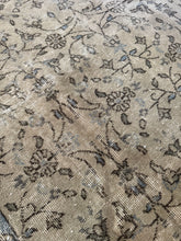 Load image into Gallery viewer, Vintage Turkish Gallery Rug 4’9” x 11’10”
