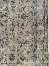 Load image into Gallery viewer, Vintage Turkish Gallery Rug 4’9” x 11’10”
