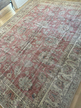 Load image into Gallery viewer, Vintage Turkish 8’10” x 11’
