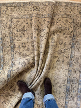 Load image into Gallery viewer, Vintage Turkish Gallery Rug 4’9” x 11’10”
