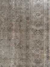 Load image into Gallery viewer, Vintage Mahal 8’ x 10’10”
