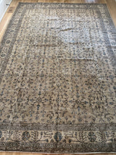 Load image into Gallery viewer, Vintage Turkish 8’1” x 11’5”
