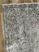 Load image into Gallery viewer, Vintage Turkish 2’3” x 7’
