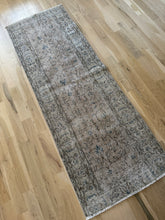 Load image into Gallery viewer, Vintage Turkish 2’4” x 6’6”
