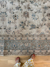 Load image into Gallery viewer, Vintage Mahal 8’9” x 11’
