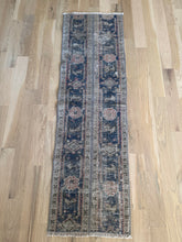 Load image into Gallery viewer, Vintage 1’5” x 4’10”
